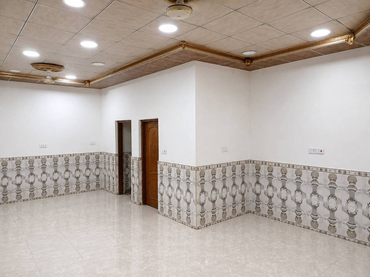 بيت للبيع مساحه 218متر طابقين ركن 
الطابق الاول 
دوانيه7×4
هول8×4
ثلاث غرف كلهن4×4
مطبخ5×4
حمام وصحيات داخلي 3×3 
حمام وصحيات خارجي
_____________
والطابق الثاني
 نفس الترتيب بس الدوانيه تختلف وغرف 2وحده 8×4وثانيه4×4
مناور عدد2مساحتهن2×1
_______________
الموقع الحيانيه المدينة الجديدة قرب مدرسه حلب ونادي الخليج
____________
التواصل
***********واتساب
***********شريحه
_____________
السعر 295مليون
والشراي نتساهل وياه

