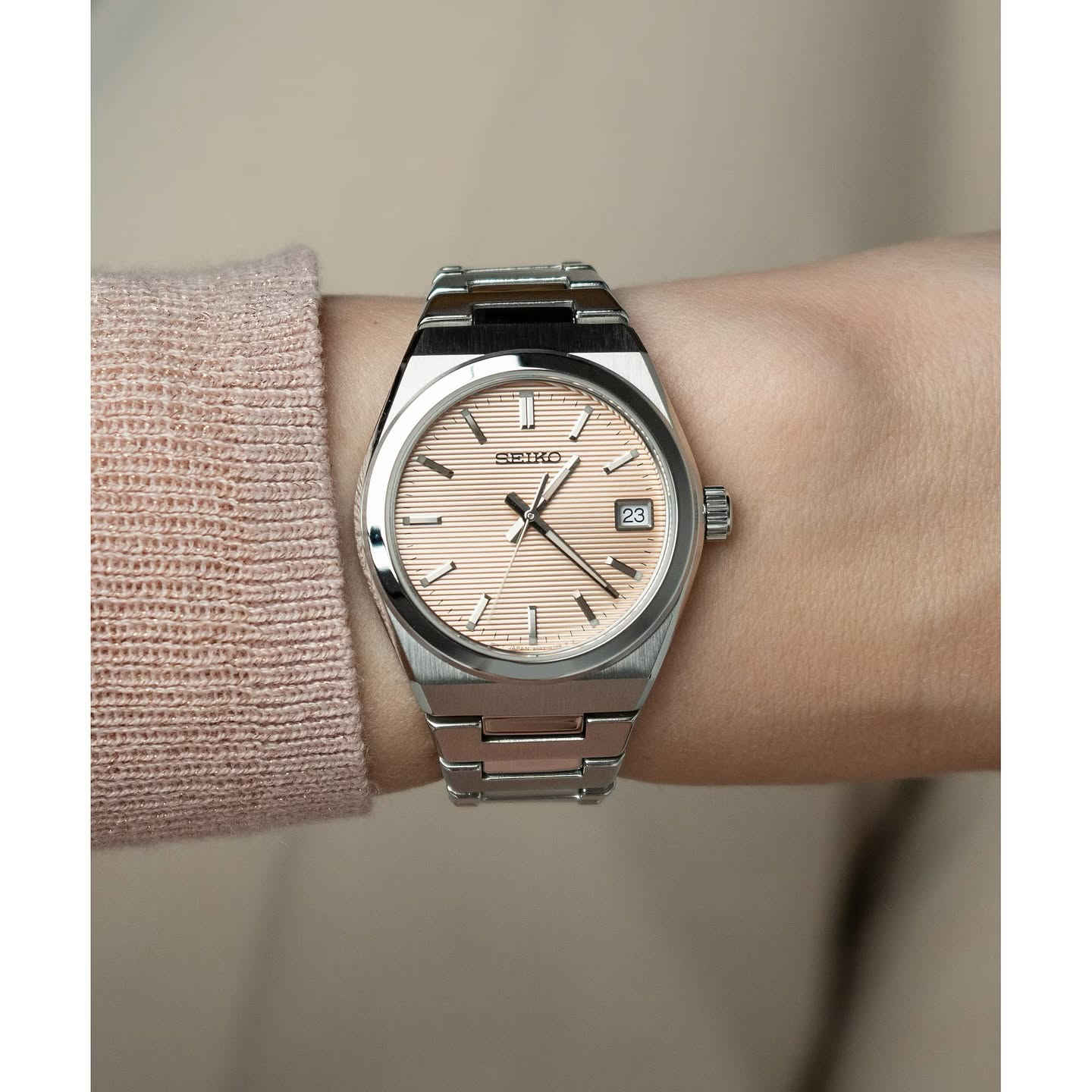 نسائي سلمون فاخر
رقم الموديل sur577p1
Seiko Essential Original 
اصلي وكاله اليابان حصرا ✅
لون وردي طافي 

نظام الحركه :كوارتز ، بطاريه عمر طويل 
نوع المعدن : ستانلس ستيل بالكامل ضد الصدأ ، تغير الون ، الحساسيه مطلي بالايونات 

نوع الزجاج : كرستال زفير مقاوم اعلى جوده زفير مقاوم للخدش 
مقاومه الماء : ضد الماء وحتى عمق ١٠٠ متر 
العنوان : بغداد شارع فلسطين تقاطع النخله مقابل جسر المشاه 
*********** للاتصال والاستفسار
