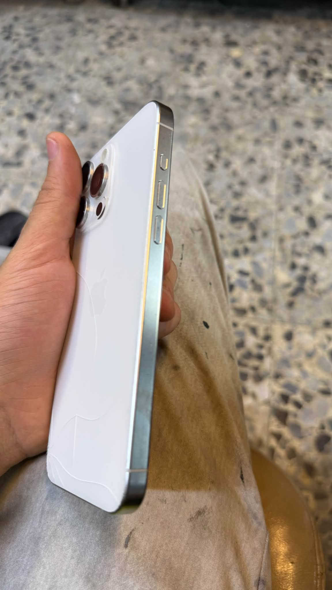 سلام عليكم  
ايفون 15 برو ماكس  امريكي esim

شريحة إلكترونية فقط
للبيع او مراوس باقل شعندك نزل 
وبالنسبة للسعر قيمو اعلى سعر ابيع 
مكاني بغداد 
***********

نص مكتوب في الصور:
- حالة البطارية
- لم يتم التحقق منه
- غير قادر على التحقق من أن هذا الـ iPhone يحتوي على بطارية أصلية من Apple. قد لا تكون التفاصيل الواردة من هذه البطارية دقيقة.
- لمعرف المزيد
- قد تكون خدمة البطارية مغطاة بالضمان. حول البطارية والضمان...
- الحد الأقصى للقدرة 100%
- هذا قياس لقدرة البطارية مقارنة بقدرتها عندما كانت جديدة. قد تتسبب القدرة المنخفضة بتقليل ساعات الاستخدام بين عملية الشحن والأخرى.
- عدد الدورات 95
- هذا هو عدد مرات استهلاك iPhone بقدرة البطارية.
- معرفة المزيد...
- تاريخ التصنيع تشرين الأول 2024
- أول استخدام غير معروف