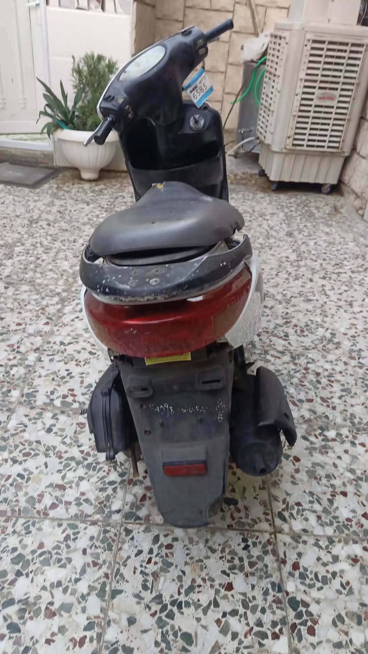السلام عليكم 
بريز للبيع دراجه نضيفه وااحله من الصوره مال بيت عوزها كعكه مال صالنصه 
سلف هندر تشتغل كهربائيات شغاله 
مكينه خير من الله 
سعر 375 وبيها مجال للشراي مكاني بغداد الكماليه 
رقمي *********** واتساب
