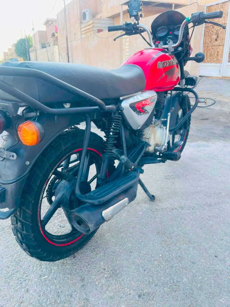 بوكسر موديل ٢٢ دراجه بدون أوراق اتكفلها سرقه حلال حرام ومن كلشي الدراجه تجفيت جديد شركه بيها منضومه كامله لايتات زنون ١١٠ آلاف الدراجه خير من الله كلشي شغال عداله نضافه ٩٠ مال بيت دراجه ماناقصها شيء شغل واطلع 
السعر ٩٥٠ وبيها مجال للشراي 
الاستفسار***********
العنوان بغداد ال شعب نهايه حي اور

