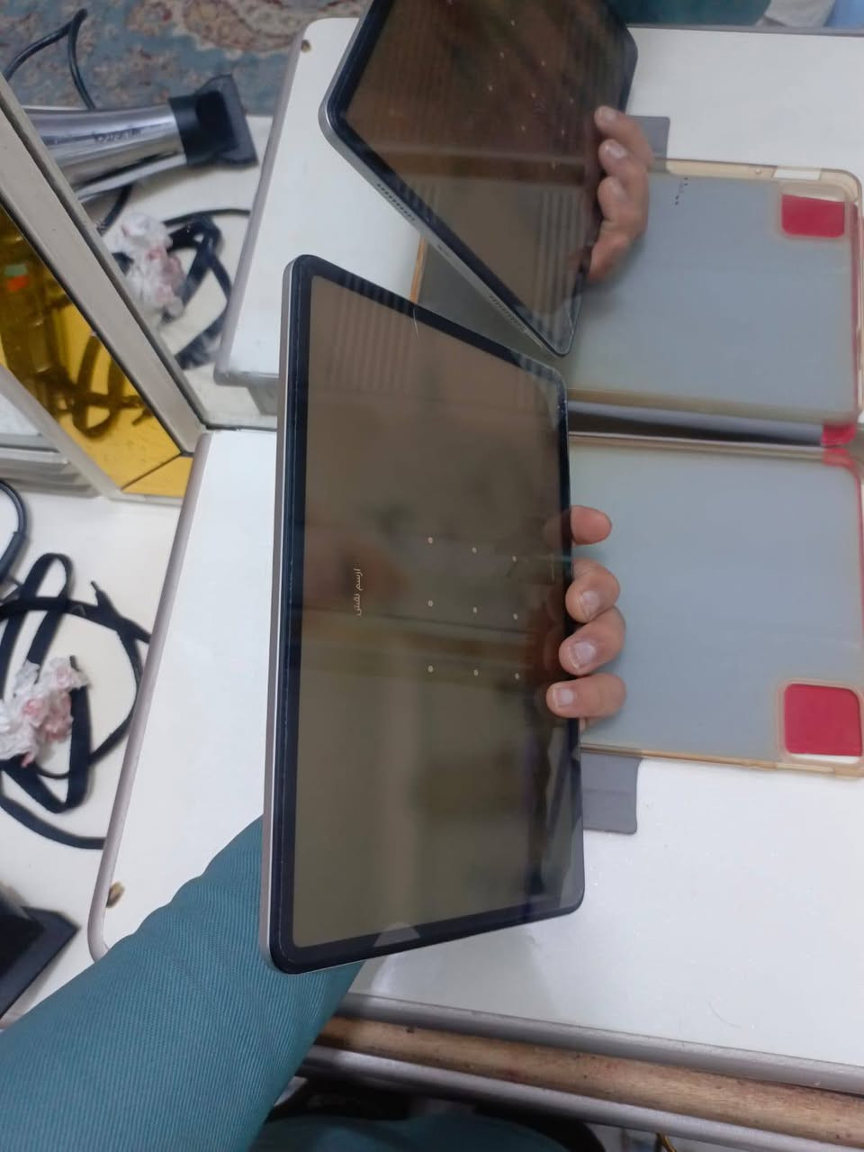 Xiaomi Pad 6 (تابلت شاومي). هذه أبرز مواصفاته الكاملة 👇
📱 الشاشة
11 إنش LCD
دقة 2880×1800 (2.8K)
معدل تحديث 144Hz
دعم HDR10 وDolby Vision
⚙️ المعالج والأداء
معالج Qualcomm Snapdragon 870
أداء قوي للألعاب والتصفح والدراسة
نظام Android مع واجهة MIUI Pad
💾 الذاكرة والتخزين
6GB أو 8GB رام
128GB أو 256GB تخزين (بدون كرت ذاكرة خارجي)
📷 الكاميرات
خلفية: 13 ميجابكسل (مثل الظاهر بالصورة)
أمامية: 8 ميجابكسل لمكالمات الفيديو
🔋 البطارية
8840mAh
شحن سريع 33 واط
استخدام طويل للدراسة والفيديو
🔊 الصوت
4 سماعات ستيريو
دعم Dolby Atmos
📡 الاتصال
Wi-Fi 6
Bluetooth 5.2
USB-C
⚖️ التصميم
وزن تقريبًا 490 غرام
هيكل معدني نحيف وأنيق ✨
👍 مناسب لـ:
الدراسة 📚
مشاهدة الأفلام 🎬
الألعاب المتوسطة والقوية 🎮

السعر  285
مكان الشطره ***********
