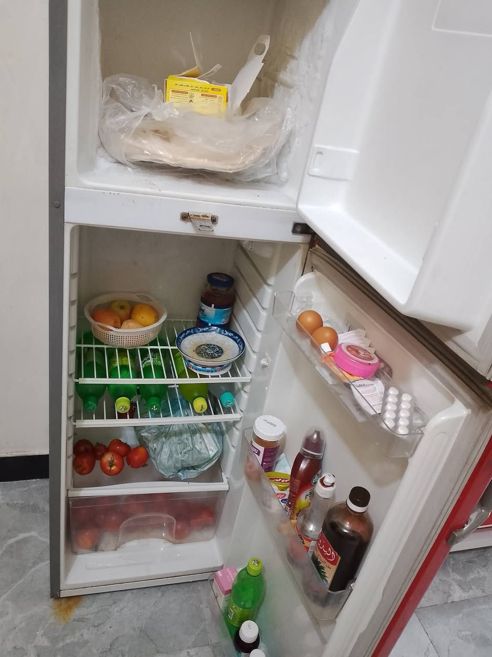 للبيع ثلاجه مجمده براد شلعه وحده مابيع كلمن وحد كله شغال المجمده استخدام قليل جدا ٤٠٠ بي مجال بسيط *********** عنوان زعفرانيه
