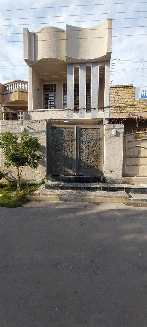 السلام عليكم
بيت للبيع في بغداد قضاء الحسينية 
العنوان منطقة 21 خلف صيدلية عجلان قرب السوق الصغير المساحة : 100 متر طابقين ونص على ساحه للاستفسار والتواصل ***********
