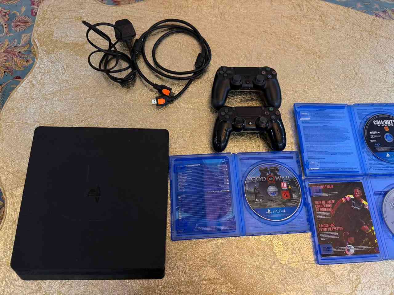 السلام عليكم
Ps4 slim نظيف  
وثنين يدات وحده اصلية بيها مشكلة بمدخل الشحن والكير بشي بسيط
والثانية اشتريناها قبل مدة مابيها اي مشكلة
ووياه تلث اقراص وكيبل HDMI
الجهاز نظام 13.50 
السعر 235 مكاني الديوانية
***********
