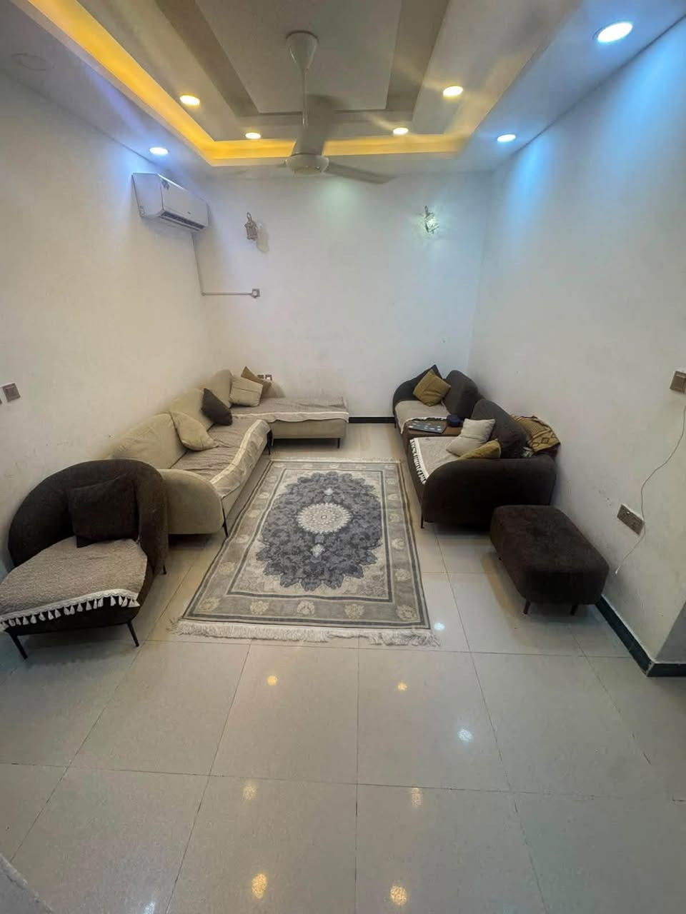 🔶#بيت_في_مجمع_الدوح_السكني
  🏠 المساحة 250 متر طابق واحد 
🏠البيت كلش متعوب عليه حر غير مطلوب 
       لاي مصرف 
🏠 مكتب خالد للعقارات / الحيدرية / شارع 
      المحافظة  /قرب افران العامل
☎️ ***********
     ***********
