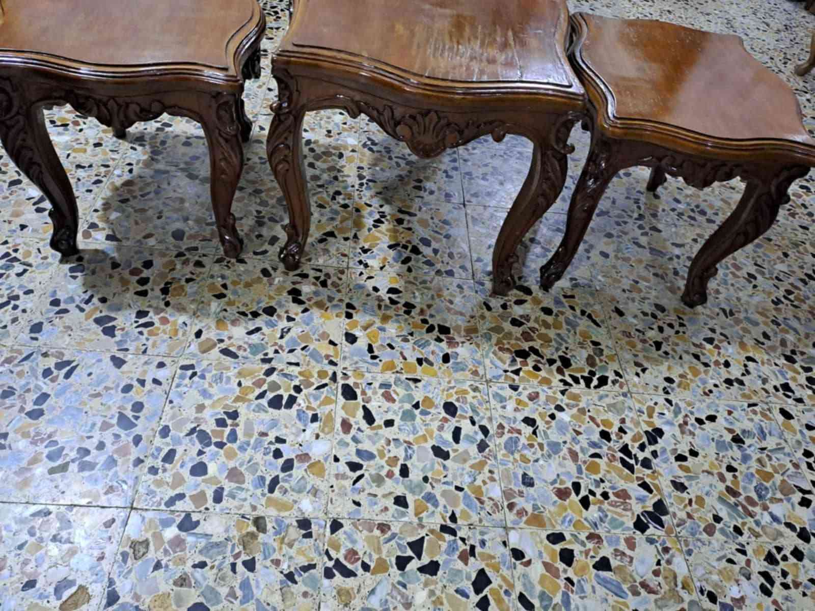 ميز • طبلتين • نقش مصري