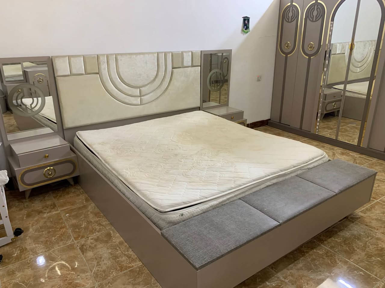 غرفة نوم ٨ قطع ماركة ونظيفه مع دوشك طبي للبيع
العنوان /  سرجنار شارع ابو سناء مجاور فندق برج الحياة بالضبط للاستفسار الاتصال  على الرقم ***********
