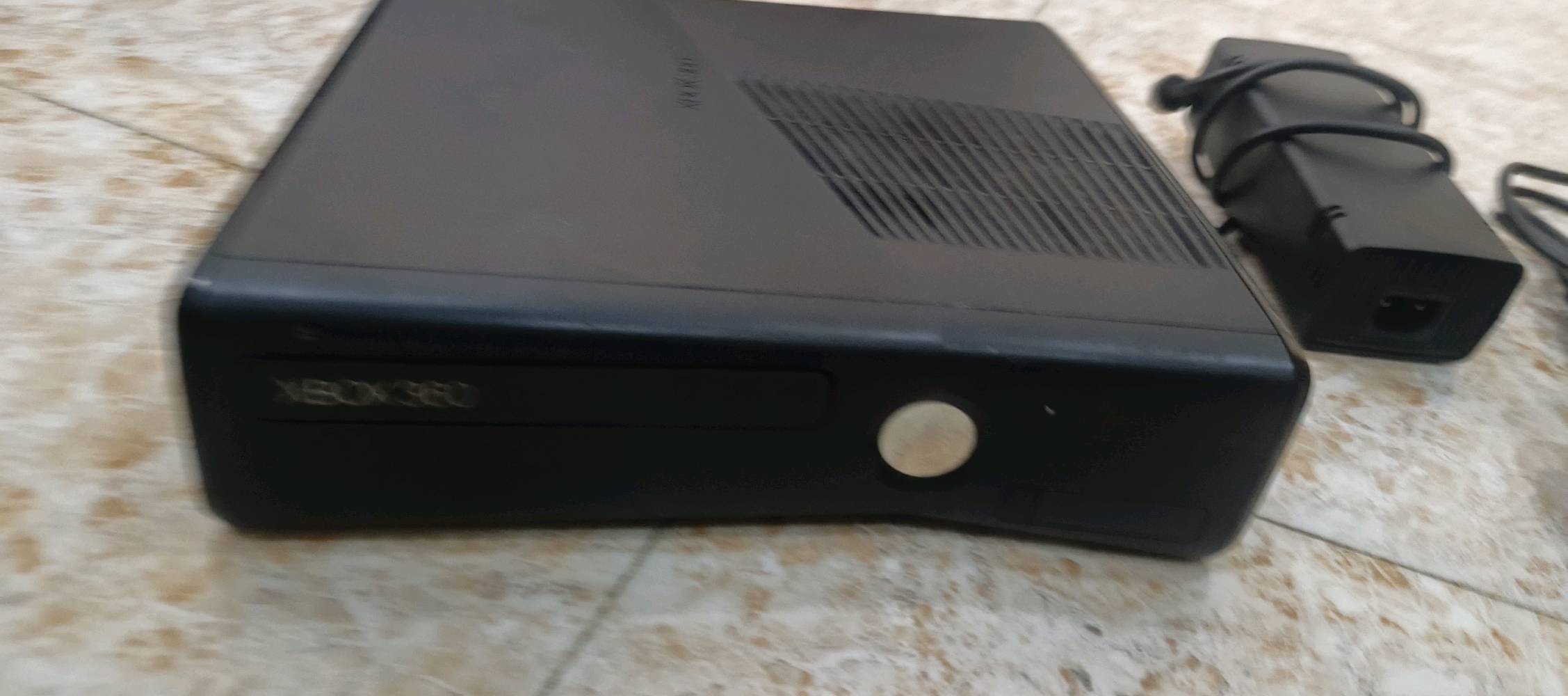 السلام عليكم اكس بوكس 360 سلم مستخدم ونظيف الكفر الخارجي مفتوح للتنظيف فقط يشهد الله ورسولة ونظامة اورورا احدث شيو ذاكرة  250G بي 117 لعبة كول اوف ديوتي جميع اجزائها و GTA5 و بيس 13 وفيفا و wwe17 ورزدنت ايفل 4.... الخ السعر 100 قفل والقرآن الكريم محتاج فلوس اريد اشتري لعبة GTA 6 للبلي 5 الصور موضح كلشي بيهن مكاني بغداد شارع حيفا أو منطقة العلاوي رقمي ***********
ممكن تذكرلي شنو الموديل بالضبط من الإكس بوكس 360؟ يعني سليم/إيليت/أسلات أو شنو؟: 
سلم
اليد اللي مرفقة شغالة زين؟ وهل هي أصلية لو بديلة، وبيها بطاريات/شاحن لو لا؟: 
الجوستك بالباكيت اخذتها والقران الكريم واير سلكي
عده سلك HDMI أو سلك AV ويا الجهاز؟ وشنو الأشياء اللي راح يستلمها المشتري بالضبط ويا البيع؟: 
محولة مالتة الاصلية وكيبل HDMI والجوستك عدد 1
هل الجهاز مجرّب وشغال 100% بدون مشاكل؟ يعني ما بيه حرارة زايدة، صوت عالي، أو تعليق؟: 
احدث نظام اورورا Aurora  ماكو اي حماوة فقط مفتوح الكفر للتنظيف فقط والله العظيم
التوصيل متوفر ببغداد لو بس استلام مباشر من شارع حيفا/العلاوي؟ وهل السعر نهائي لو بيه مجال بسيط؟: 
التوصيل فقط شارع حيفا و العلاوي السعر قفل 100 لان اريد اشتري GTA 6 للبلي 5 مثل ما موضح بالصور