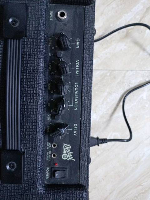 blackstar debut 15e

الوصف
القدرة: 15 واط.
.(Stereo) إنش 3 x 2 :السماعات *
.Overdrive و Clean :القنوات *
موجود لتغيير طابع الصوت بين الأمريكي :ISF *
والبريطاني
* Tape Echo: تأثير Echo مدمج يحاكى أجهزة
الشريط القديمة
* مدخل AUX: لتشغيل أغاني من الهاتف.
* مخرج Headphones: مع محاكاة كابينة للتدريب أو التسجيل.
* Line In للموسيق
سهل الاستخدام للمبتدئين.
صوته ممتاز مقارنة بسعره.
كلين جميل جداً.
الإيكو المدمج حلو للشوكيز.
خفيف الوزن.
ما يحتاج صيانة لامبات و السعر 320000 دينار عراقي