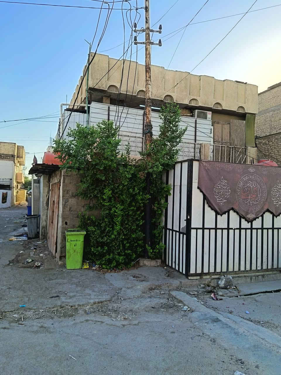 سلام عليكم بيت ملك طابو بمدينه صدر ق 55 مساحه البيت 144م  قرب سوق الوحيلات و مستشفى القادسيه الستفسار الاتصال ع رقم  ***********
