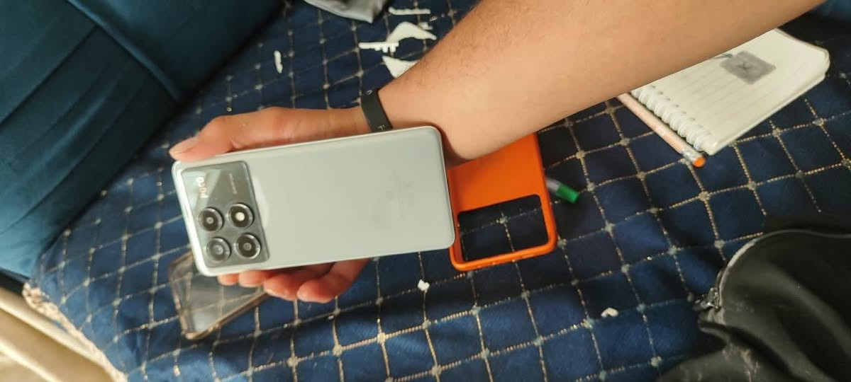 ملحقاته كامله سعره 325رقمي وتساب ***********
السلام عليكم  عندي بوكو POCO X6 Pro 5G استعمال شهرين فقط   جهاز غني عن تعريف كلش نضيف ذكره512معالجه8300رام12+12مكاني كربلاء طويريج ارجيبه

نص مكتوب في الصور:
- POCO X6 Pro 5G 2026.10.01 22:11
