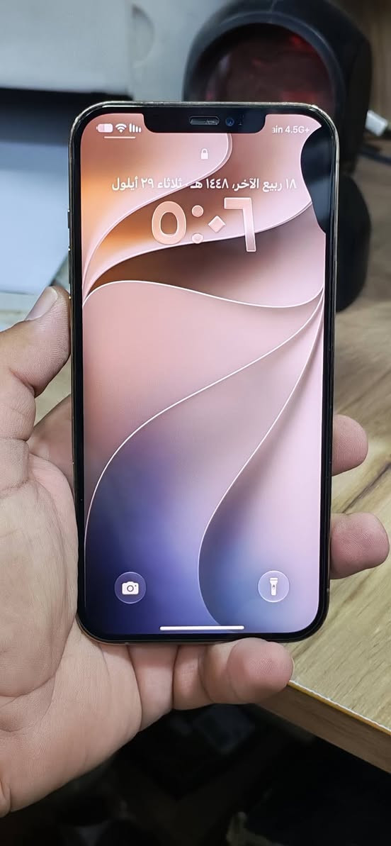 ايفون 12 برو ماكس 256 ذهبي 
نظيف جدا الجهاز وكع مني و وكفت بصمه و الوجه و صار بي دائره سوده ب شاشه موضحه ب صور 
 صحه البطاريه 100 % مبدله نوعيه ممتازه 
للبيع بسعر 300 الف دينار مكاني بابل 
توصيل ما عندي للتواصل ***********

نص مكتوب في الصور:
- ٥:٠٤ حالة البطارية والشحن رسالة مهمة حول البطارية تعذر التحقق من أن بطارية هذا الـ iPhone بطارية أصلية من Apple. قد لا تكون التفاصيل دقيقة تمامًا. لمعرفة المزيد الحد الأقصى للقدرة ١٠٠٪ هذا قياس لقدرة البطارية مقارنة بقدرتها عندما كانت جديدة. قد تتسبب القدرة المنخفضة بتقليل ساعات الاستخدام بين عملية الشحن والأخرى. أقصى قدرة للأداء الـ iPhone غير قادر على تحديد عمر البطارية. شحن البطارية المحسن للحد من استنزاف عمر البطارية، يتعلم الـ iPhone من عادات الشحن اليومية، بحيث ينتظر ولا يتجاوز ٨٠٪ حتى يحين موعد حاجتك إلى استخدامه.