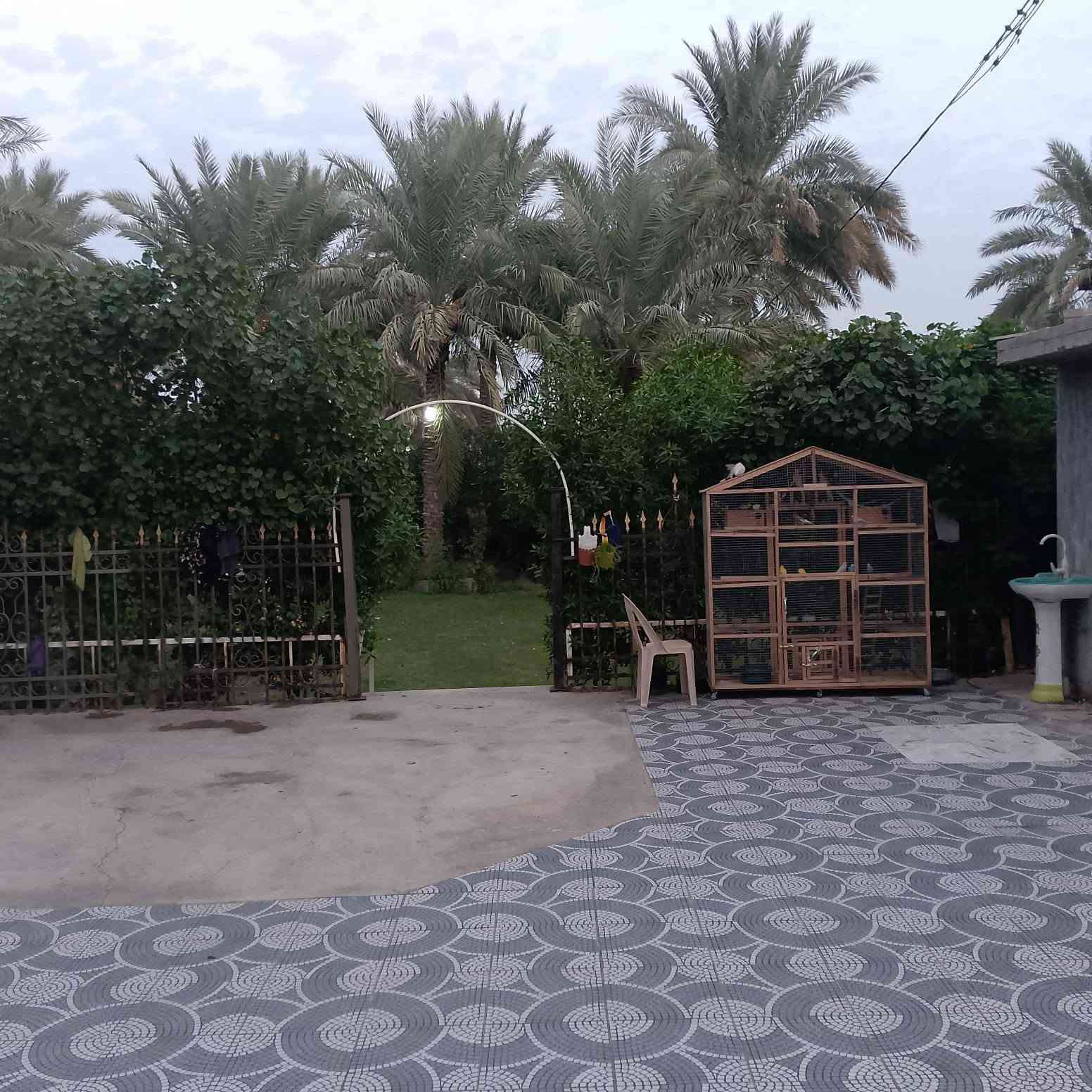 #بيـــــــــــــت للبيــــــــــــع #المساحه 100
#طابو زراعي طابقين يحتوي الطابق الاول على غرفه نوم +استقبال +مطبخ+هول +مجمع صحيات
 
#الطابق الثاني غرفتين نوم  +هول 

#علماً الدار مع مزرعه مشجره بل كامل مساحه 900متر م 

#عنوان الدار قرب مدينه العاب كوين بارك شارع بغداد حله الرئيسي 

#للستفسار مراجعه مكتب القبه الذهبيه الكائن حله شارع 80 كربلاء قرب نون مول 

#او الاتصال على الارقام الت***********830771300
