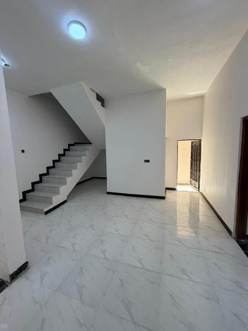 دار سكن للبيع

يحتوي على 2 غرف منام + هول+ مجمع صحيات داخليه + ديوان خارجي + صحيات خارجيه + كراج سياره + ترك ومنور +مطبخ

مساحه المنزل ١٥٠متر 

نوع العقار طابو زاعي سند ٢٥ بسم عراقي وكاله ومكتبه ونسخه من طابو

علماً المنزل بالكامل سيراميك 

نوع السقف كونكريت 

يتوفر كهرباء أمبيرات 

المنطقه تحتوي على جميع الخدمات ماء وكهرباء ومستوصف صحي ومدارس ابتدائيه 

الجيران ذهب صافي 

العنوان البصره شط لعرب الجزيره شارع زين العابدين

علماً المنطقه اصوليه بيوت موضفين طابو والمنزل محاذي للبيوت الطابو 

السعر المطلوب ٧٥ وبي مجال ان شاء الله 

للاستفسار التواصل خاص او على الرقم التالي /

‏***********
مكتب عقارت المهندس شط العرب, البصرة
