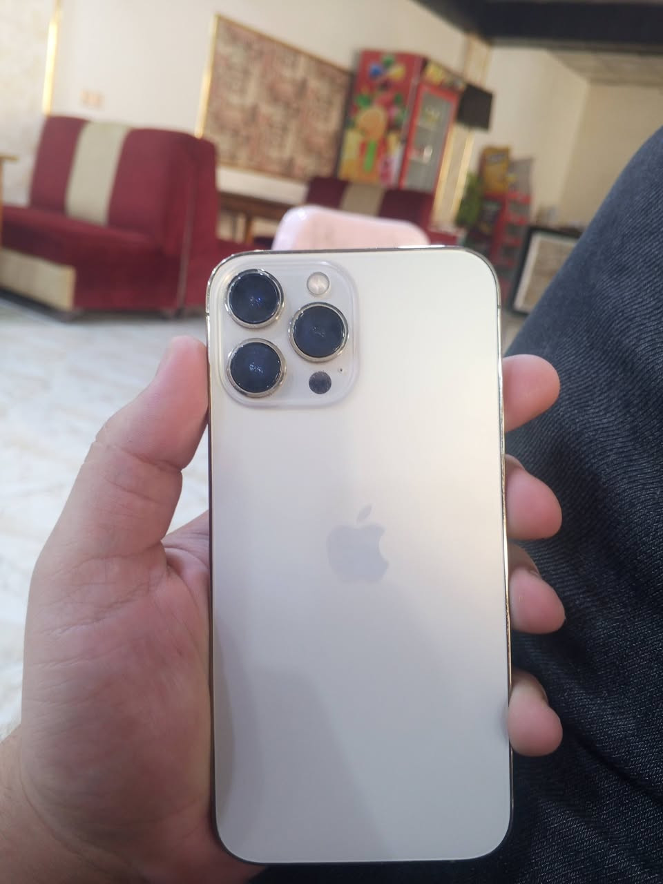 ✨ iPhone 13 Pro Max | آيفون 13 برو ماكس ✨
📱 حالة الجهاز: نظيف جداً وغير داخل صيانه
🎨 اللون: ذهبي فخم (Gold)
💾 المساحة: 256 جيجابايت
🔋 نسبة البطارية: 90% (ممتازة جداً وتدوم طويلاً)  
أبرز المواصفات:
• شاشة كبيرة بحجم 6.7 إنش مع دعم معدل التحديث 120Hz
• معالج قوي Apple A15 Bionic يضمن لك سلاسة ممتازة في الألعاب والتطبيقات
• نظام كاميرات احترافي بدقة عالية وتصوير سينمائي مميز
• دعم شبكات الجيل الخامس 5G 
السعر 700 وبي مجال بسيط 
للمزيد من الاستفسار الاتصال على ***********

نص مكتوب في الصور:
- حول الاسم < iPhone إصدار iOS 26.6.1 اسم الطراز iPhone 13 Pro Max رقم الطراز MLEP3LL/A الرقم التسلسلي C6HVGC040N انتهت صلاحية التغطية الأغاني الفيديوهات الصور ٥٤ التطبيقات ١ السعة ٢٥٦ غ.ب. متوفرة ٢٠٥,٦١ غ.ب. عنوان Wi-Fi 88:B9:45:96:60:E6
- ٤:٠٧
- حالة البطارية والشحن
- كما هو الحال مع البطاريات القابلة لإعادة الشحن، بطارية الهاتف قابلة للاستهلاك وتصبح أقل فاعلية مع الوقت. معرفة المزيد...
- الحد الأقصى للقدرة
- ۹۰٪
- هذا قياس لقدرة البطارية مقارنة بقدرتها عندما كانت جديدة. قد تتسبب القدرة المنخفضة بتقليل ساعات الاستخدام بين عملية الشحن والأخرى.
- أقصى قدرة للأداء
- ستساعد الأنظمة المضمنة في النظام والمكونات في تخفيف آثار الأداء التي قد تلاحظها أثناء التقدم الكيميائي في عمر بطارية iPhone.
- شحن البطارية المحسن
- للحد من استنزاف عمر البطارية، يتعلم الـ iPhone من عادات الشحن اليومية، بحيث ينتظر ولا يتجاوز ۸۰٪ حتى يحين موعد حاجتك إلى استخدامه.