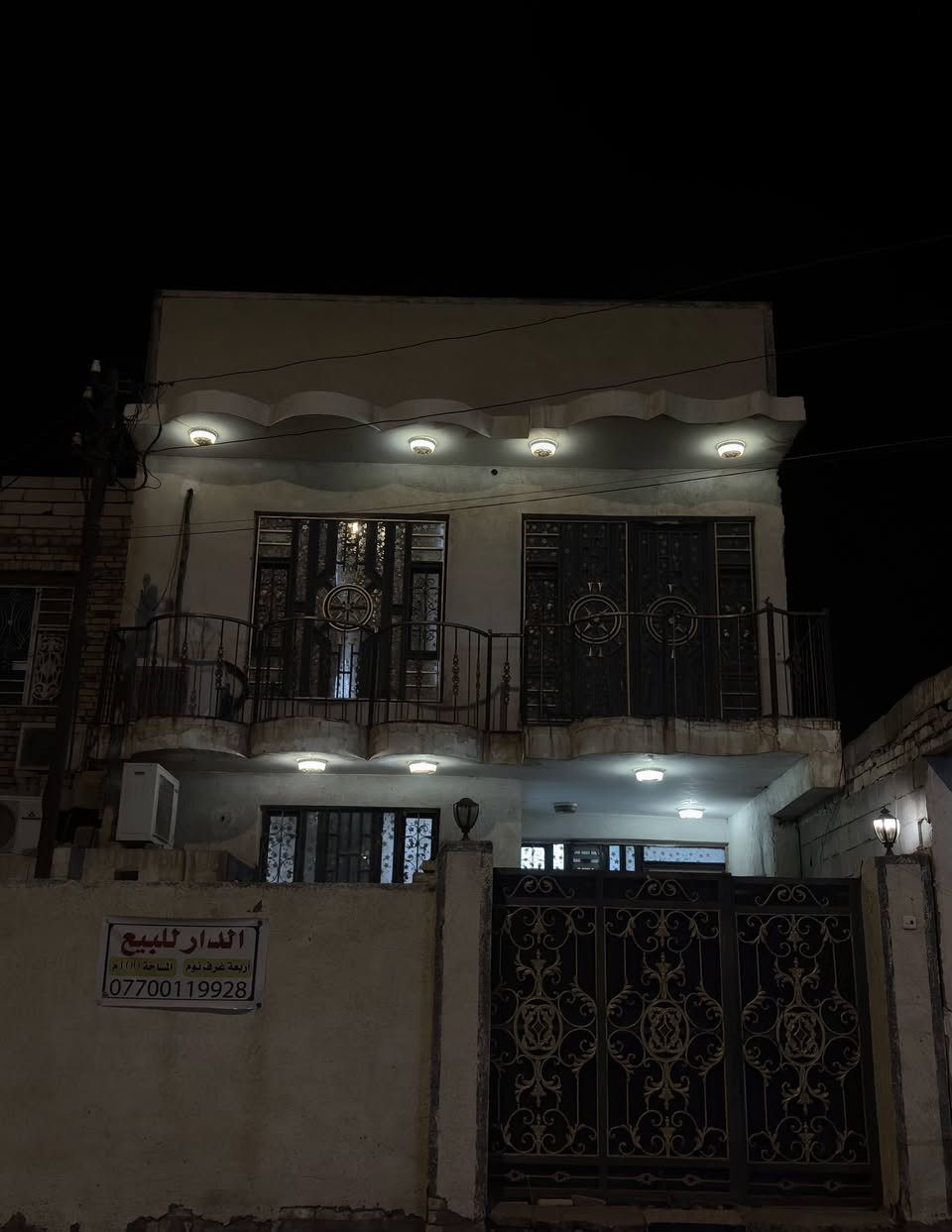 دار بناءه أكثر من ١٠٠ م تفاصيله من داخل كأنما أكبر من  ١٠٠  . بناء،١١٤م تقريبا .
 بناء متعوب عليه. جميع مواد بناءه أصلية .
طابقين كاملات ،، بيتونه وسطح و٤ غرف نوم واحدة بالطابق الأول و٣ بالثاني و٣ صحيات واستقبال وهول ومطبخ وطارمة ومنور
البيت على الشارع في بداية منطقة معمل ورق ميسان بناء زين وخارطة مهندس مرتبة حسب راحة اهل الدار ومنظمه لإستغلال المساحة ووسعه . حتى ابواب الصحيات مو بوسط الصالة 
السعر ٩٣ وبه مجال 
الشراي يتصل على الرقم ***********
