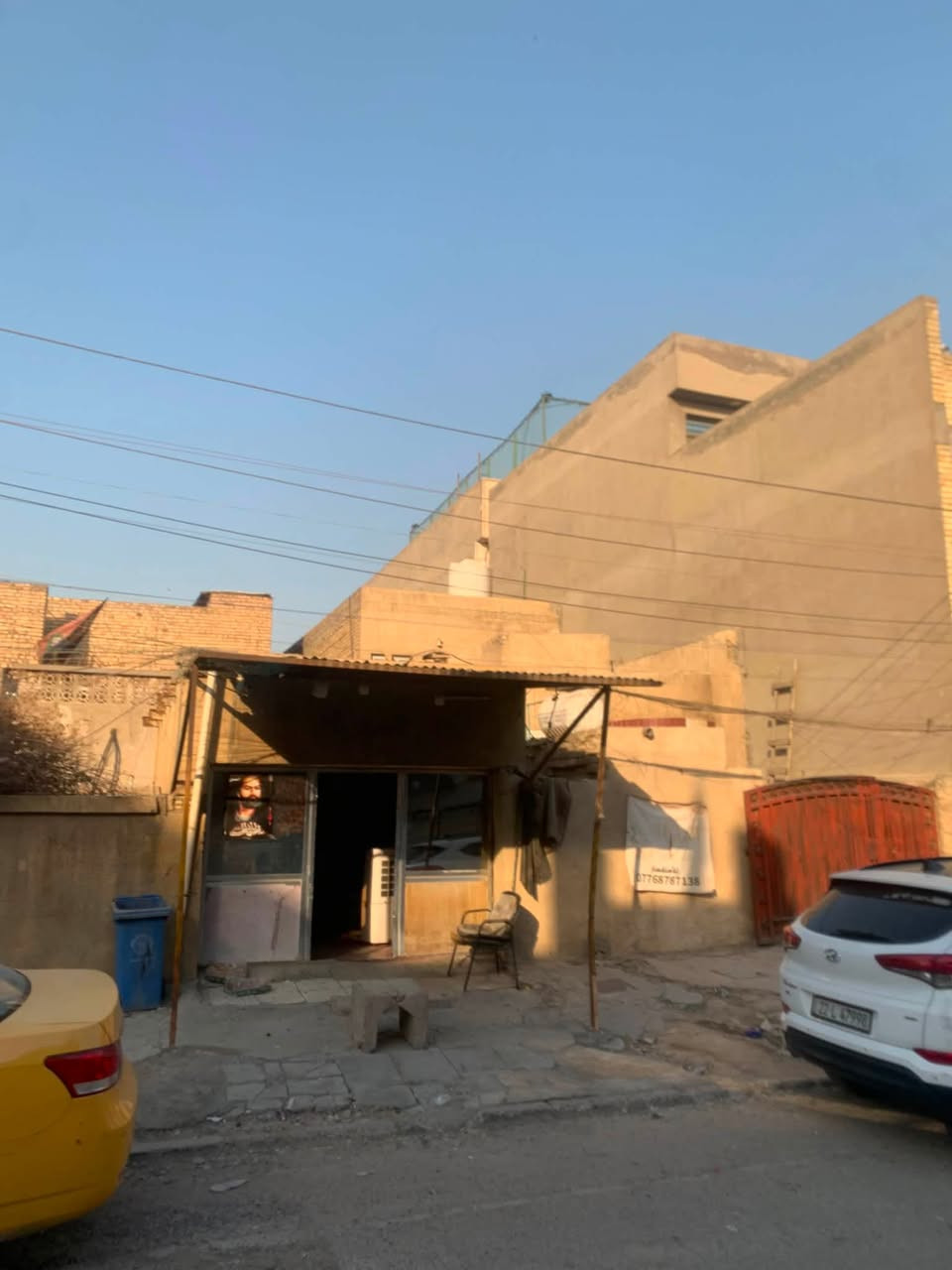 لسلام وعليكم بيت البيع المساحه 350متر البيت مسحته ١٠٠متر وارض خلفيه 250متر ومحل  الموقع بغداد الجديده قرب جامع العباس قرب الملجه الرقم ***********يوجد وتساب
