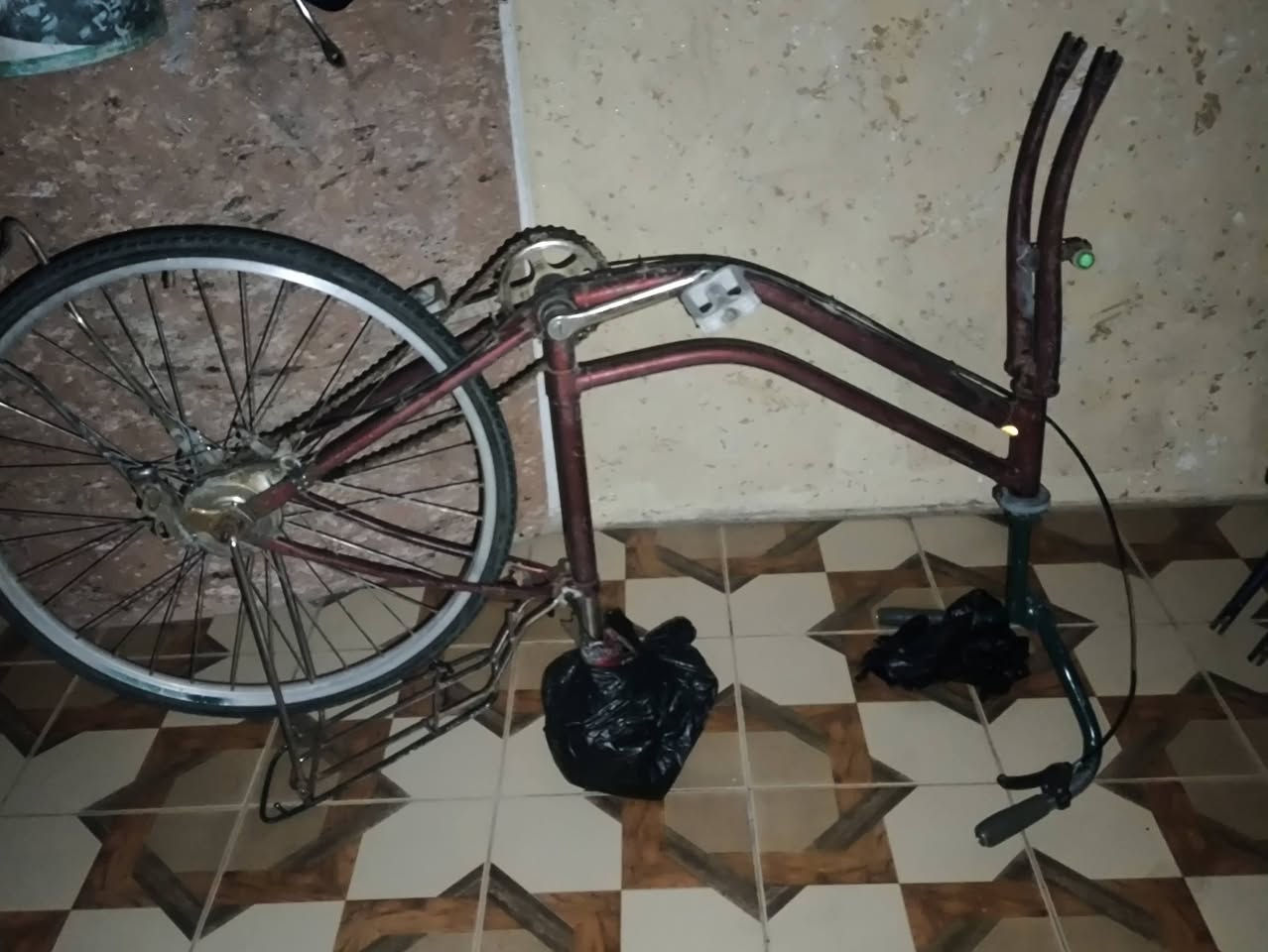 للبيع
ويلات اماميه 26 نضيفات 
ويل خلفي گير داخلي 26 بي بي لعب شويه
لشه موزه مارونيه وياه مكينه الأماميه ول دواسه ول سكان
و البايسكل الثاني 26
ول رصاصي كل شي ما بي اي نقص 
تواصل واتساب ***********
مكاني بلدروز
