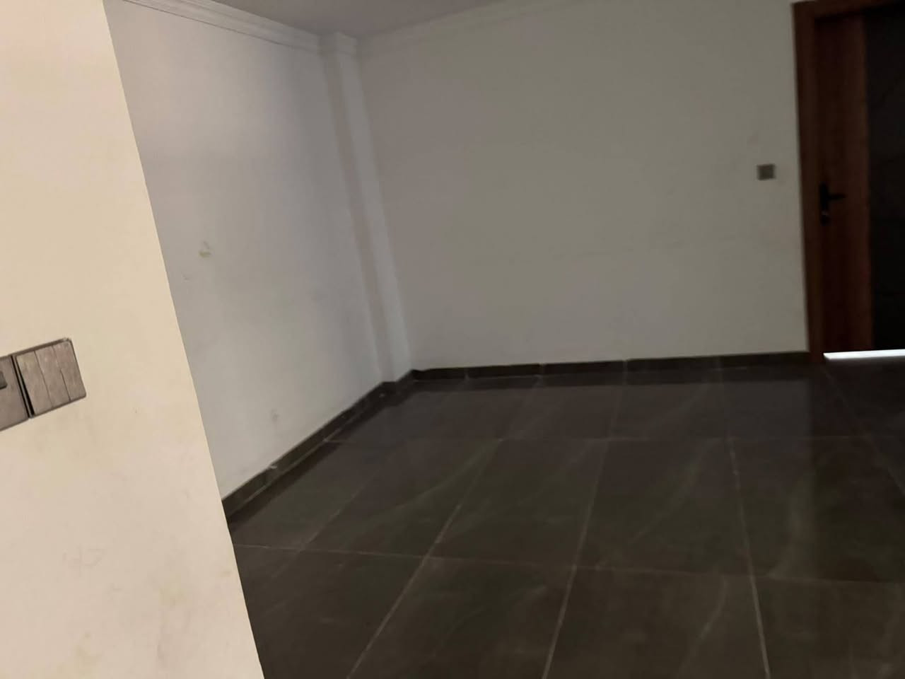 🏡 شقة للبيع مجمع الشروق – فرصة مميزة للسكن أو الاستثمار
📍 مجمع الشروق

🔹 المساحة: 131متر
🔹 طابق ارضي 
🔹  جاهزة للسكن
🔹 خدمات: كهرباء – مياه – كامله 

✨ شقة بموقع مميز،  والمواصلات

📞 للتواصل والاستفسار: ***********
