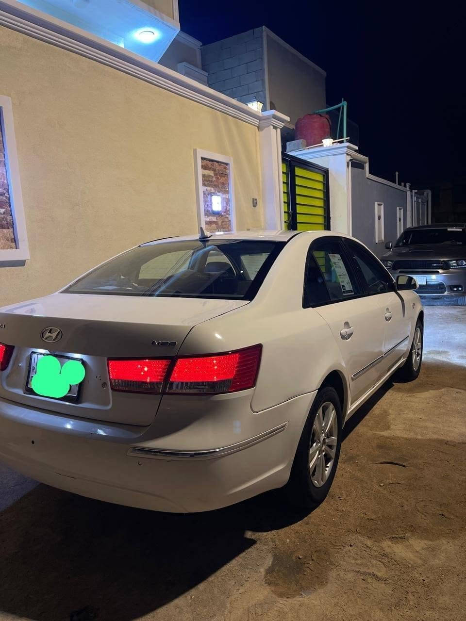 سلام عليكم
سوناتا مديل 2010 اصل . 

 سياره شرط كارتون بعده بريحت.  شركه. 

 ادوات ادوات.   

كصه جنطه دخول جديد  سياره.  جديده كلش احله من صور جاهزه. 

فول عدى البصمه.  

فتحه.  

مري شفط.     

كشنات تذفئه تبريد.  

كشنات كهربائيه 

كامره خلفيه 

 من كلشي مكينه كير كفاله. 

تبريد ثلج حداده تخم.  

تايرات جدد مكينه 2000 دوش.   غاز غاز اصل اصل سياره شاشه.   كامره. 

  دواخله زيرو سياره.  بديهه صدفي. 

  متوم شمالي نكليزي.  

السعر 40$ وبيه مجال. 

هاتف ***********.  

((( مراوس حسب القناعه))).  

مكاني بصره.
