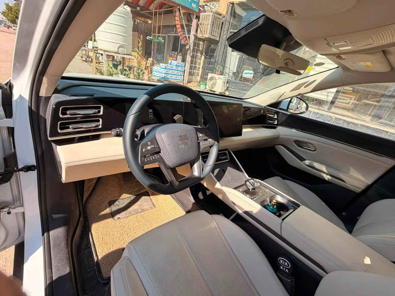Byd Qin.L
فئه فول موصفات ماعدى الفتحه 
اعلى فئه 
رادار امامي وخلفي
13 كامره 
قياده ذاتيه 
تحديد مسار 
داتا شوب 
سياره ماشيه 29 الف 
بيه ضربه جوه باب الخلفيه ترجع بارد 
رايده 23 مليون قفل مكاني نجف 
رقم ***********
