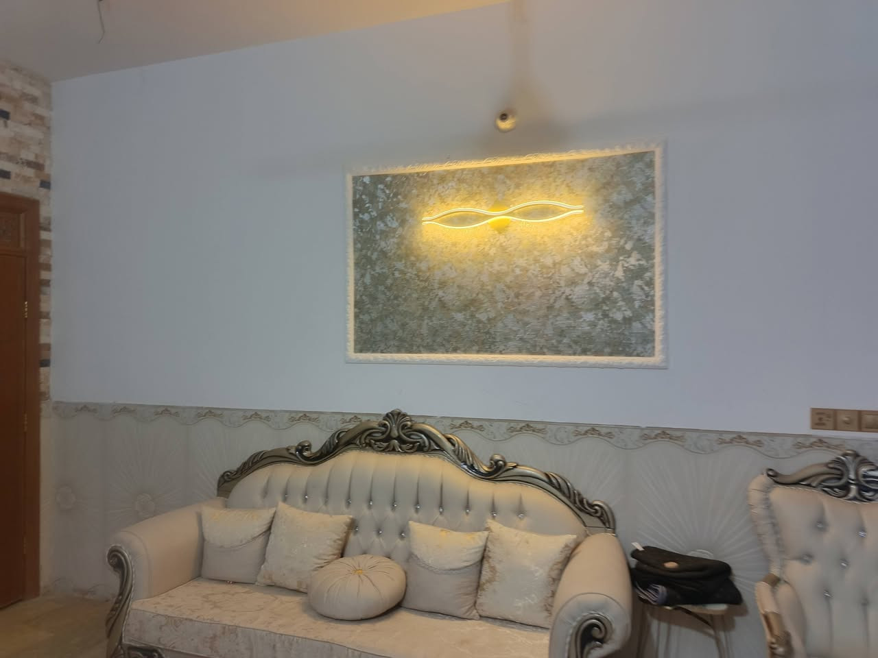 بيت للبيع المساحة 200متر زراعي جاهز للسكن بدون نواقص غرفتين نوم وصاله ومطبخ استقبال وصحيات داخليه وصحيات خارجيه كراج سياره البناء طابوق السقف صب مسلح درجه اولى مكانه مرتب جدا عرض الشارع 10متر خدمات كامله العنوان طويريج حي الجمعية شارع البو سيود قريب الشارع الرئيسي جداً السعر وباقي التفاصيل التواصل على الرقم *********** يوجد واتساب مكتب المهندس للعقار أحمد ألجبوري عنوان المكتب بداية حي الجمعية
