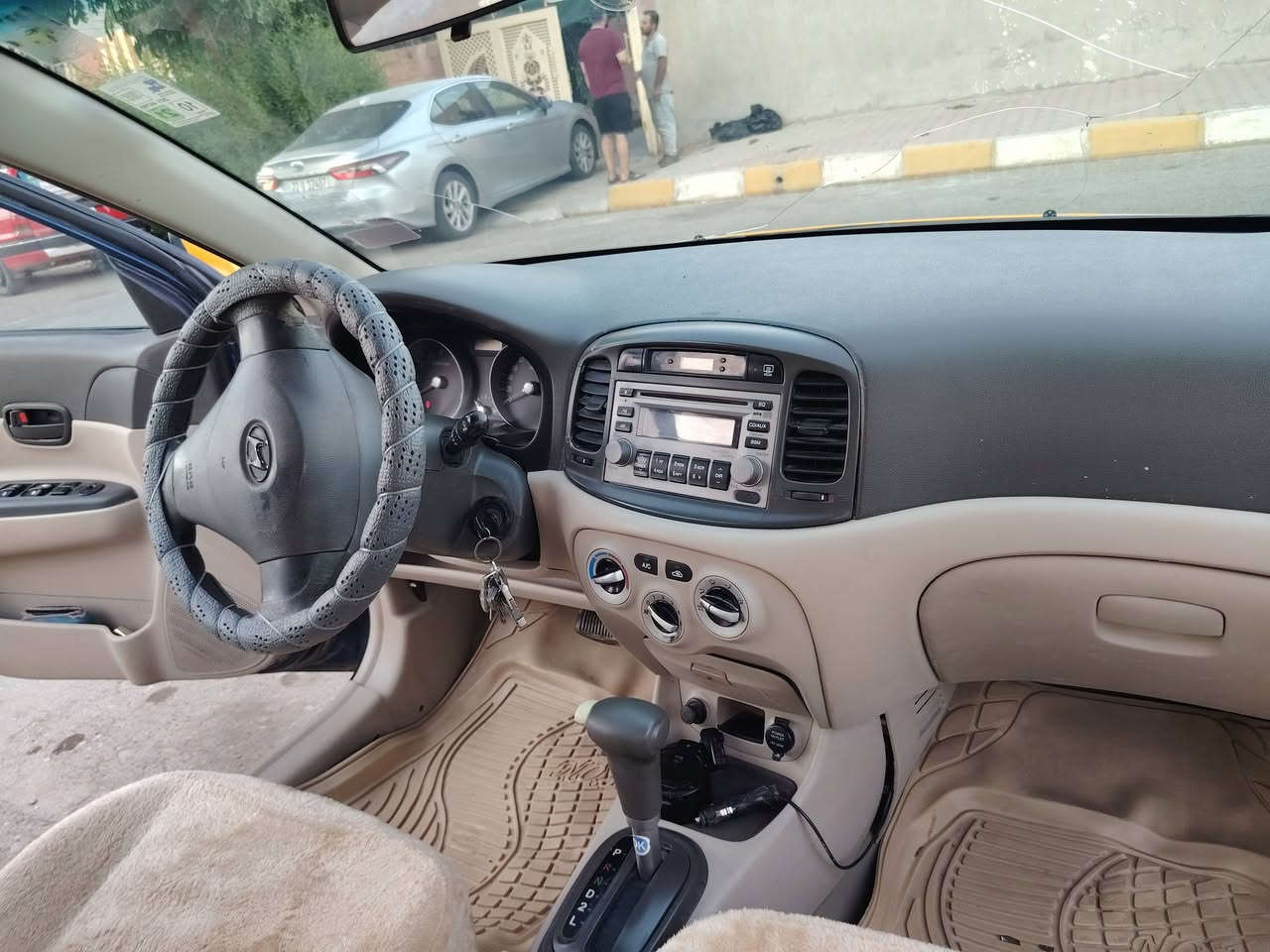 اكسنت ٢٠٠٧ للبيع فقط مو للمراوس 
سنويه جديده قبل يومين جدتها لحد ٢٠٣١ شهر العاشر
ارقام انكليزي
دفتر بانزين بيها
نقابه وغرامات مصفره
كير اوتماتيك شرط
تايرات جديده
دوشمه جديده
صدر جديد شرط 
جامات كهربائيه قفل مركزي امرايات جاتبيه كهربائيه
محرك ١٤ بي صرف قليل
وتبريد يحتاج غاز فقط
سعر ٦٢ وبيها مجال قليل جدا
***********
