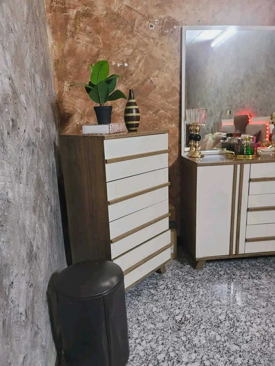 غرفه تركيه نضيفه ٧قطع سعرها ٣٥٠
