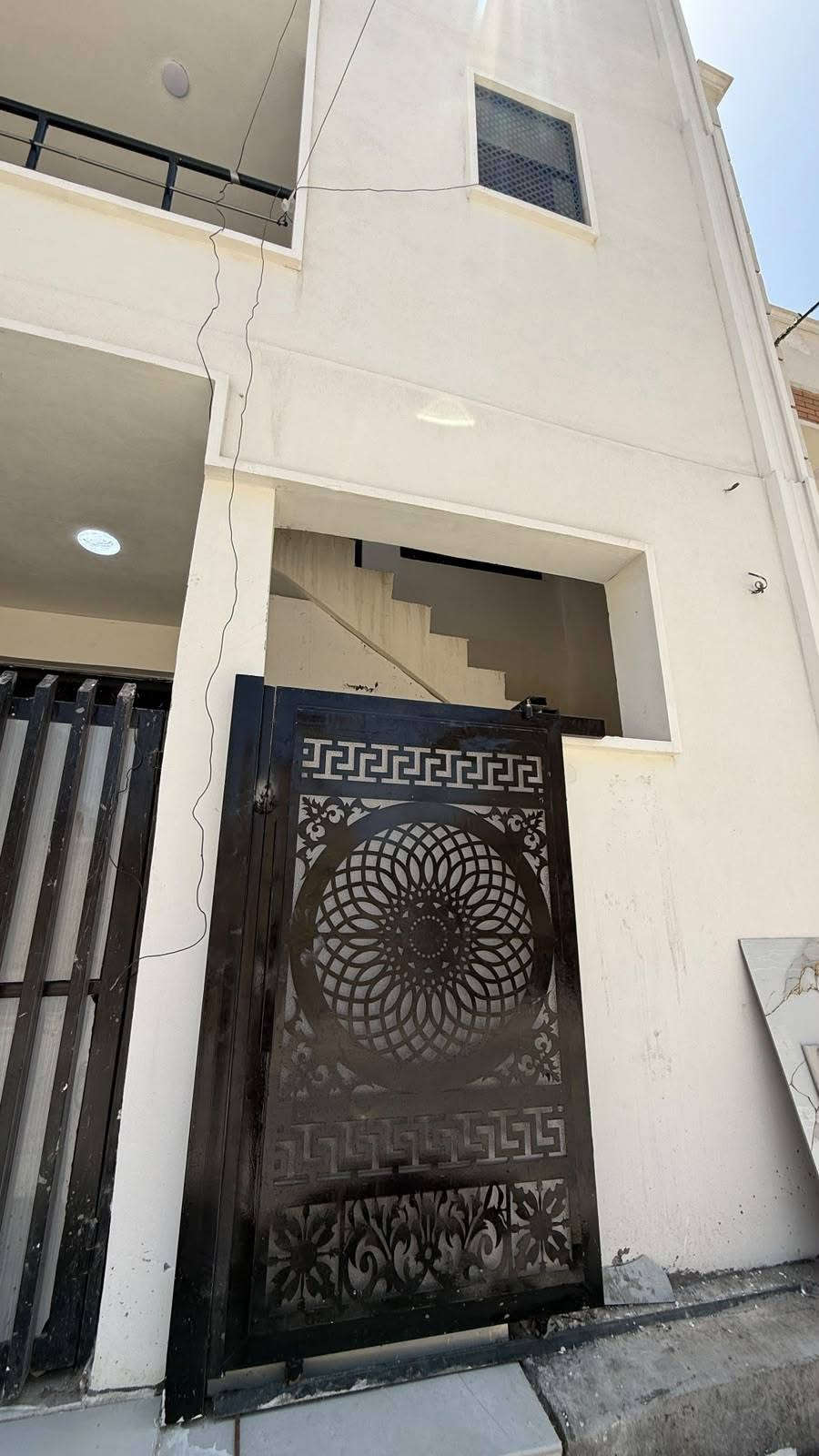 بيت طابق اول للايجار المهدية الرابعة خدمات فول بيت زيرو غرفتين نوم  مجهز كاونتر وسنك وسخان وماطور وواير سحب سعر الايجار ٥٠٠ الف مطلوب عائلة ٣ او ٤ نفرات للتواصل ***********
