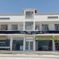 بناية للبيع مساحة 250م  بيها شقق ثنين و٤ محلات وبيت متكامل  عنوانها ال...