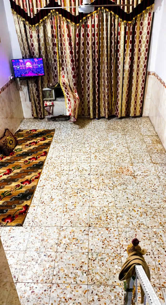 السلام عليكم 
دار للبيع 
المساحه 465 م  واجهية الدار 18م زراعي سند 23 كاع سيد طالب الفوازي 
الموقع حي الحسين قرب مولدة احمد فيصل 
يتكون 
استقبال 7م* 4.5 
صاله 8م* 3.5م مع الدرج 
مدخل صاله 4م*3م
مطبخ 4م*5م سيراميك + سقف ثانوي 
غرفة نوم 4.5م * 5م
غرفة نوم 5م * 5.5 م
مجمع صحيات داخلي سيراميك بالكامل 
طارمه 1 / 12م *7 م
طارمه 2/ 12م * 6 م 
حديقه 12م *10 م 
مجمع صحيات خارجي 
البناء ( اساس كونكريت . جدران بلوك . سقف عكاده + شتايكر ) 
كهرباء البيت ( خط تأريض + خطوط وطني + خطوط منفصله ) 

رقم الهاتف 
***********
***********
