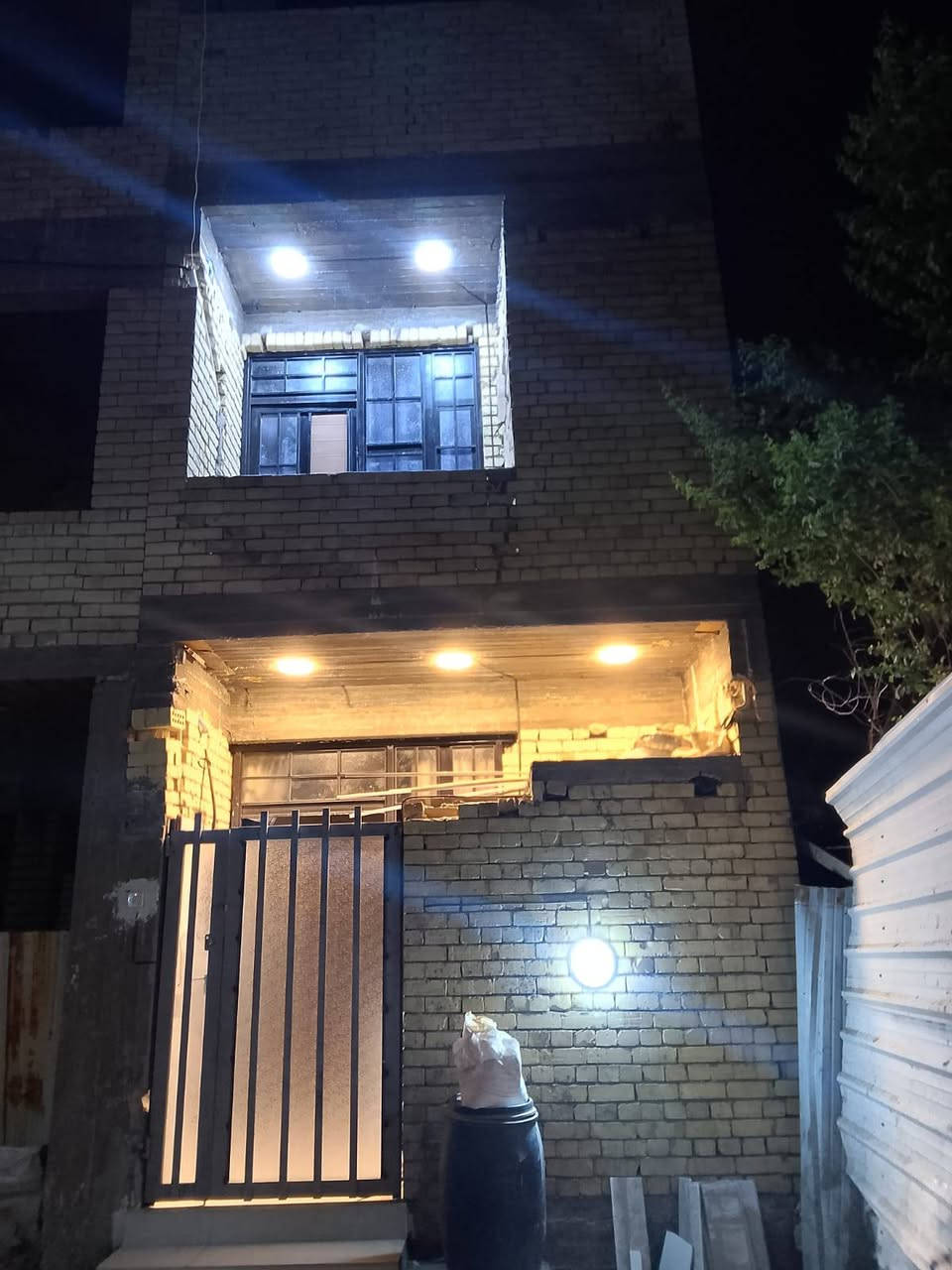 سلام عليكم بيت للبيع 65م يحتوي على واجهه 4نزال 16ونص
ستقبال حولي مطبخ منور جوه 
فوك غرفتين وحمام 
طابق ثالث غرفه وبيتونه 
عنوان بغداد خطيب الزراعي مقابيل أسواق 24 
***********
