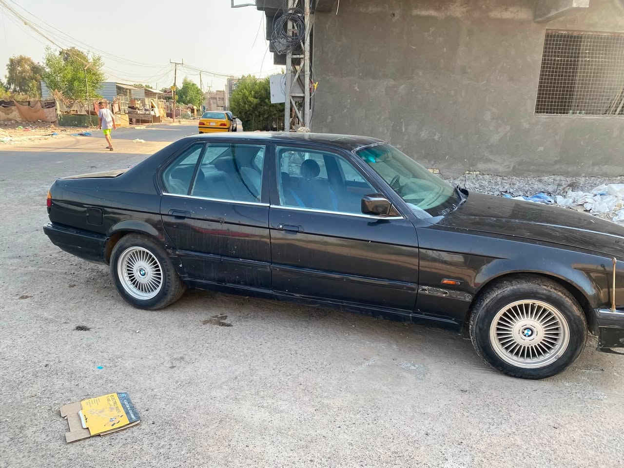 بي إم دبليو موديل 1990محرك 735 كير محرك مكفولات كير عادي كهربائيات كلهه شغاله السياره خير من الله تخم تاير جديد تخم وياله مشيف اكسل جديد  السياره مصبوغه عام للجماليه فقط السعر 30وقابل للتفاوض الرقم ***********الرقم بي واتساب
