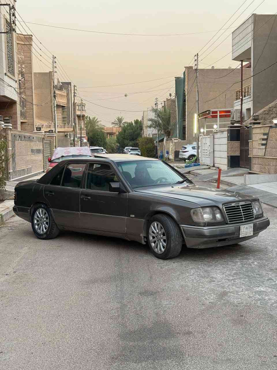 السلام عليكم
مرسيدس موديل ١٩٩١ للبيع
 المحرك: 3000 بطه
المواصفات:
✅ موديل ٩١– فئة الـ 300
✅ كير محرك جديد خير من الله 
✅ تبريد ثلج 
✅ صدر جديد حداديه كامله 
✅ تايرات جديده ويلات حديثه
✅سلايد شغال
سنويه بسمي تحويل ثاني يوم 
السعر ٥٨ وبيها مجال 
المكان السيديه الشارع التجاري 
*********** كروب مرسيدس دب الرسمي في العراق�
