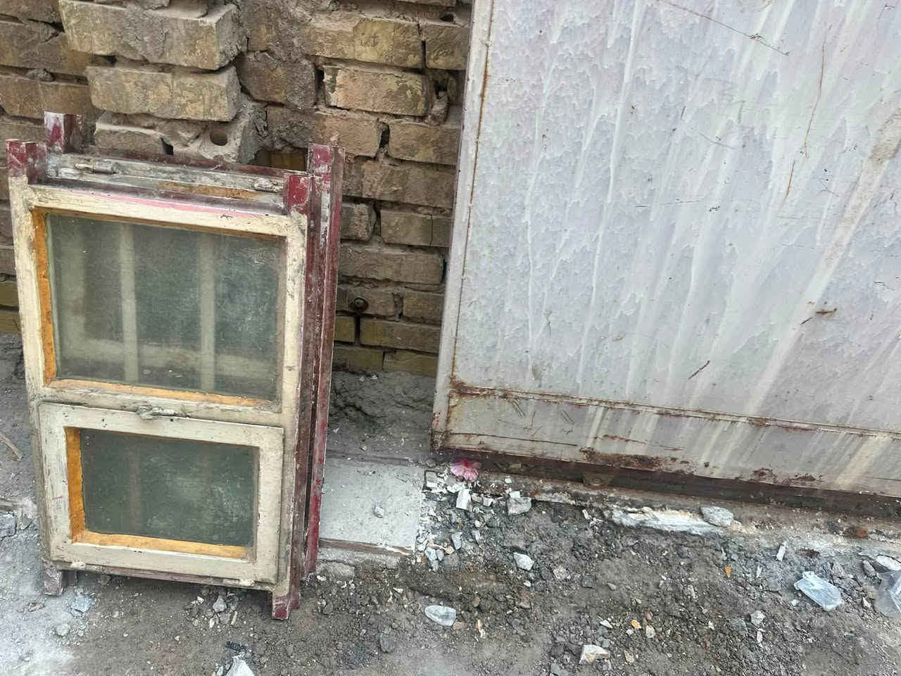 السلام عليكم بيع باب وشباك مكان البياع
هـ/***********
