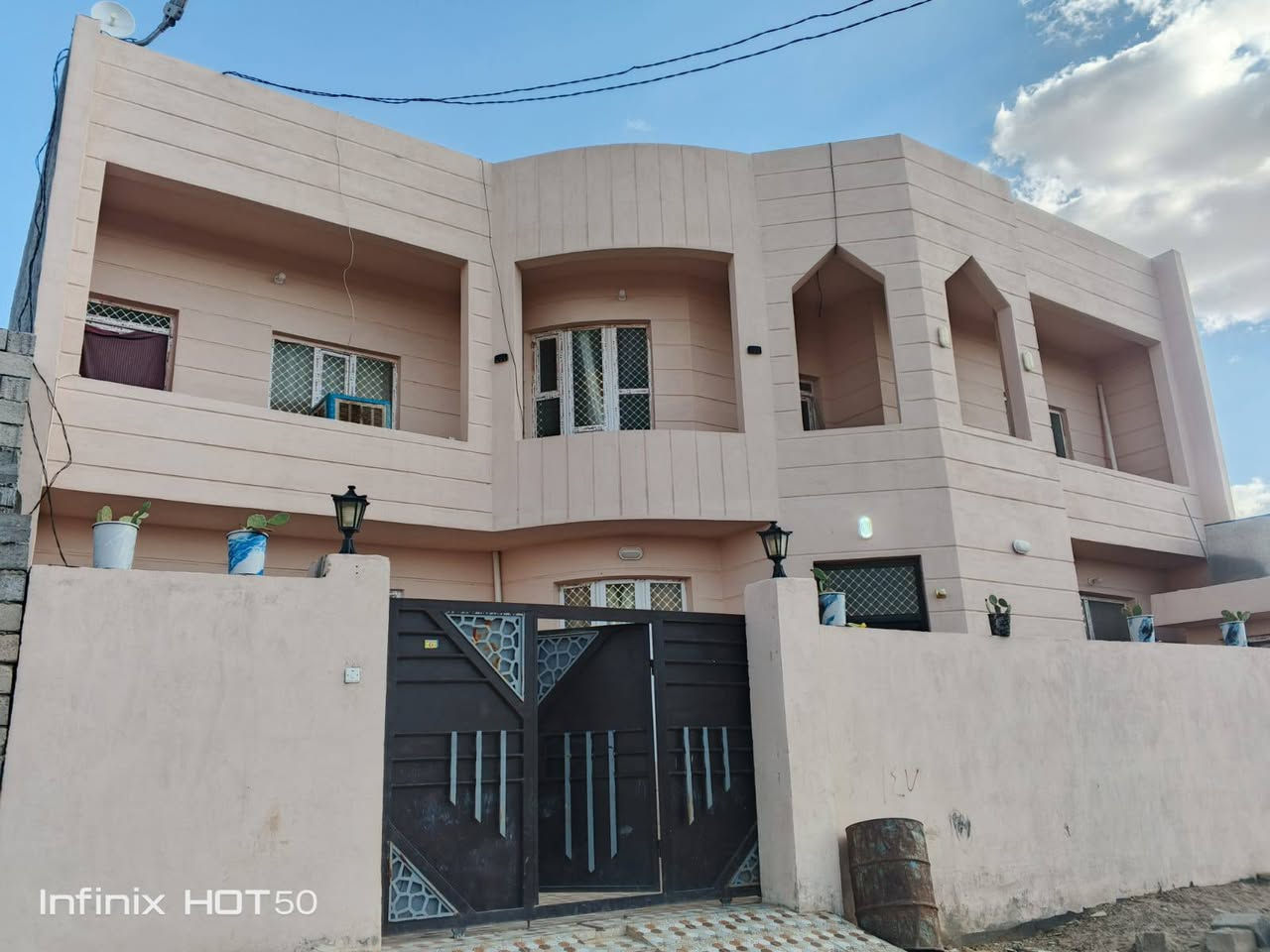 دار للبيع الفرسان مقابيل الاقسام بصهر كليه الحضاره شرط شغل كله درجه اولى مساحه 270م 

البيت كامل سقوف سيراميك كلشي بناء قبل سنه 
غرف عدد 5

صاله عدد 2 

ربعه 

هول داخلي 

مطبخ حار بارد جبير 

صحيات تواليت +حمام جوه 

+تواليت +حمام فوك +تواليت خارجي

كراج يسع سياره 

السعر 95وبيه مجال 

رقم ***********

***********
