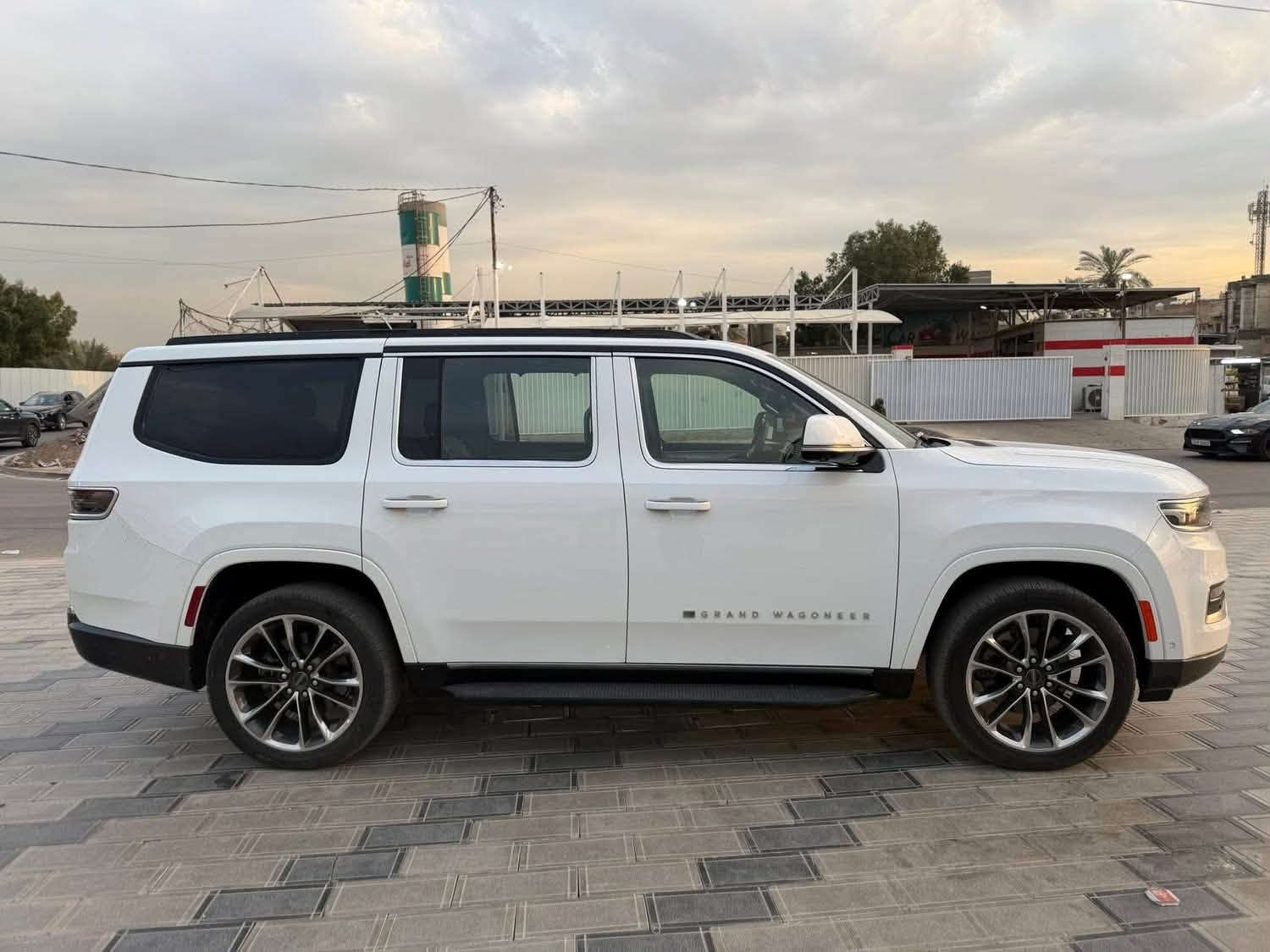 *للبيع جيب واكنير 2022 وارد امريكي*
*الموديل:* Jeep Wagoneer Series IIl 2022
*المحرك:* 5.7L V8 HEMI بقوة 392 حصان - 8 سلندر
*الممشى:* [39 الف ميل ]
*الحادث:* سرقة - مبدل سيت كامل نفس اللون بدون صبغ
*الايرباك:* سليم 100% ولا ايرباك طاك
*الرقم:* بغداد

*المواصفات:*
- دفع رباعي 4x4 + 8 نمر اوتو
- بانوراما + جنطة كهرباء + بصمة
- كشنات جلد 8 راكب تدفئة وتبريد
- شاشة كبيرة 10.1 + شاشة عداد 10.2
- كاميرا 360 + رادار + نقطة عمياء
- حساسات امامية خلفية + اوتو بريك
- ويل 20 كروم + لايت زنون LED
- تبريد 3 قطع + شاحن وايرلس
- تشغيل عن بعد + فتح جنطة بالرجل

*حالة السيارة:* سيارة جديدة كلش، السيت المبدل وكالة نفس اللون، لا قص ولا صبغ ولا ايرباك، جاهزة تحويل مباشر.

*السعر: اتصال*
*للاستفسار: 
***********
***********
مكاني بغداد حي الجامعه
