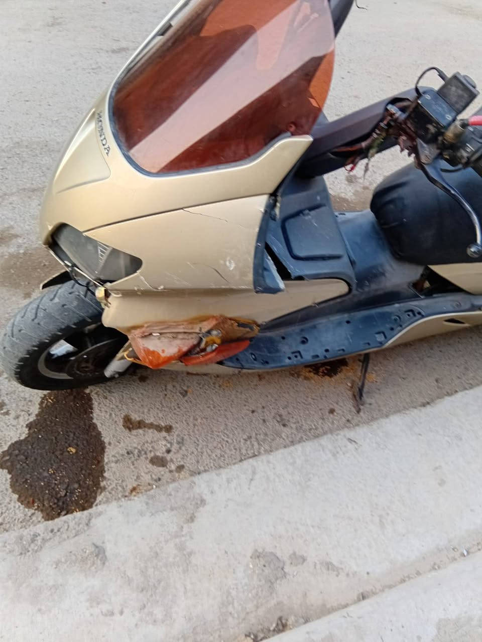 للبيع هوندا فورزا 250 ياباني اصلي 0.6سويج

هوندا فورزا 250cc اوتوماتيك، دراجة قوية ورزنة مال طريق 
مكينة وگير وتبريد ماء شغالات 100%، تشتغل وتمشي خير من الله

بيها كسر بالفيبر جهة اليسرى فقط بسبب وگعة، الشاصي نظيف ومابيها شي
موضح كلشي بالصور، الدهن الي بالگاع مو منها، قديم بالشارع

 الي يرتب فيبرها ترجع جديدة
اوراقها كاملة منفيس ومكاتبه نقط دكمه وتنفيس بريك خلفي باتري والكلجات جديده دراجه خير من الله نكره سلف مروحه راديتر تشتغل دكمه منفصله اني مرتببها كيج حماوه شغال كهربائيات شغاله 

السعر: [ 400] وبيها مجال بسيط
المكان: بغداد
التواصل: *********** فقط واتساب
