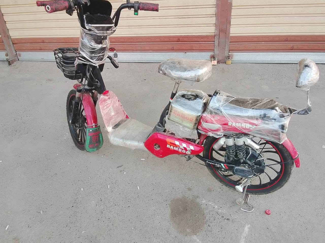 شغال كامل سعرو 160 الف باتريات فوك نص يمشيك 20 كيلو متر ***********
