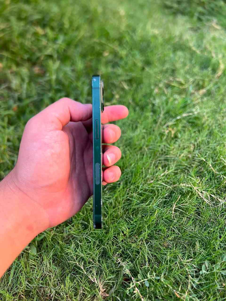 سلام عليكم جهاز 13 عادي للبيع
ذاكره 128 
بطاريه 69 بلادي 
جهاز شرط ما مفتوح ولا بي اي عيب كلشي شغال 
بطاريه صح نازله بس ما تصرف شحن 
بي شخوط بالشاصي مثل ما موضح بس اي عيب ما بي 
سعر 325 وبي مجال مو شراي لا تكسر بالسعر ***********
