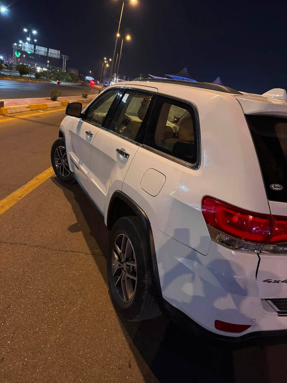 🚘 للبيع بيعها مستعجل جيب جراند شيروكي ليمتد بلاس
✨ المواصفات:
• محرك 3600 V6
• 4×4 دفع رباعي
• 5 راكب
• شاشات خلفية 🎬
• بانوراما
• خليجي 🇦🇪
• لون أبيض ثلجي 🤍
• فئة Limited Plus
• السيارة بيها ضربات موضحة بالصور
… رقم مبايل ***********
📍 المكان: كربلاء

سعر $270 وبيها مجال

اذا مو شراي لا تكسر بحلال الوادم اني ماخذها $350
