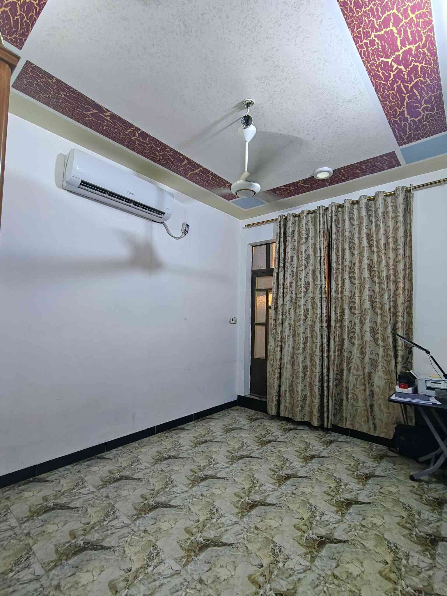 بيت للبيع
السلام عليكم.. 

مشتمل للبيع في الفلوجة حي الشهداء الضباط الرابعة خلف شارع 40،شارع ابو النسور. 

مساحة البيت 150متر

يحتوي على 

استقبال 

مطبخ بارد +حار

صالة

مَنور على صالة ومَنور على الغرفة، وحمام 

غرفة نوم واحد فقط في الطابق الارضي 

فيي الطابق العلوي يحتوي على

غرفتين في الامام  وصالة وحمام وسطح فوق الغرفة الطابق الارضي 

الشارع 8متر

الشغل البيت درجة اولى. 

السعر 150مليون وبي مجال

الهاتف ***********
