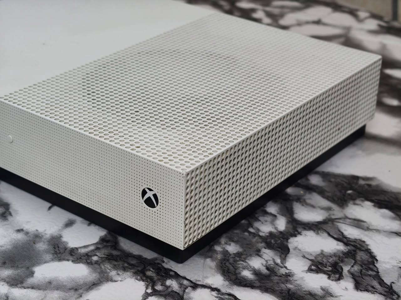 للبيع Xbox One S
جهاز نظيف جدًا وبحالة ممتازة، يعمل بكفاءة عالية وبدون أي أعطال أو تعليق، وتمت تجربته لساعات طويلة للتأكد من سلامته.

يد تحكم أصلية

جميع الأسلاك موجودة

قارئ الأقراص يعمل بشكل ممتاز

جاهز للاستخدام مباشرة
الألعاب المثبتة:

EA Sports FC 26

Call of Duty

eFootball (PES)

ولعب إضافية

السعر : 200,000 دينار عراقي السعر نهائي وغير قابل للتفاوض).

الموقع الموصل

للتواصل ***********
