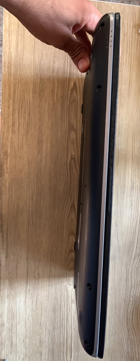 لابتوب hp للبيع مواصفاته ذني شغال ومابي اي شي فقط مستبدله منفذ شحن للامانة 
***********
السعر ٢٢٠ الف 
مكاني الغدير 
 (HP ProBook 650 G2):
 Intel Core i5-6300U (الجيل السادس)

 8GB

التخزين: SSD  بسعة 512GB (Lexar SSD) 

كارت الشاشة: مزدوج (Intel HD Graphics 520 + كارت منفصل AMD Radeon R7 M365X بسعة 2GB) 

الشاشة: 15.6 بوصة
