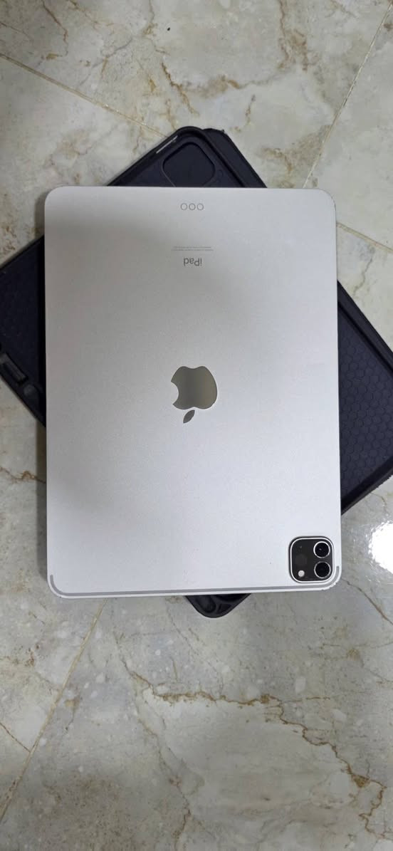 السلام عليكم ipad pro m1
جهاز نضيف مساحة 256 Gb  مشحون 1160 مرة نسبة البطارية ٨٢

مكسور بي هذا الكسر مثل ما موضح بالصورة وما ماثر ابد على اللمس 

Face ID شغال

ماكو ويا ملحقات 

سعر 400 قفل

للاستفسار  على الرقم ***********
