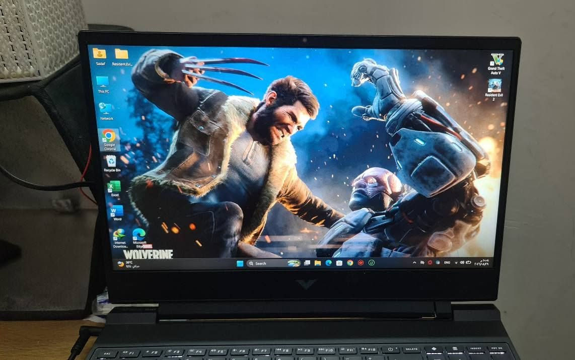السلام عليكم شباب
لابتوب الكيمنك HP VICTUS GAMING 
الجهاز نضافه ممتازه بدون عطل كله شغال مضمون وجاهز 
ياتي بالمواصفات الاتيه

شاشه 15.6 انش بمعدل تحديث 144HZ نقاوه الوان 100%SRGB بخواص LOW BLUE حواف نحيفه 

معالج من AMD احترافي
RYZEN 5-5600H 4.50GHZ TURBOO WITH RADEON GFX 
فئه H للاداء الثقيل بكرت RADEON مدمج قوي 

كرت منفصل ايضا من AMD نوع
RX 6500-4GB FULL WATT FSSR + FRAME GENERATION 

رامات سعه 16GB نوع DDR4 قابل للتطوير 
هارد M.2 سعه 512 قابل للتطوير 

بطاريه ساعه ونصف وصوت ستيريو محيطي من دولبي
كيبورد ضوئي عربي وكاله 

اكيد الجهاز قادر على تشغيل كافه الكيمنك و برامج Adobe و الهندسيات ببروده تامه تحت الضغط 

السعر ٦٣٥ الف فقط 
بغداد قرب البياع و متوفر التوصيل 
تواصل*********** بغداد, العراق

