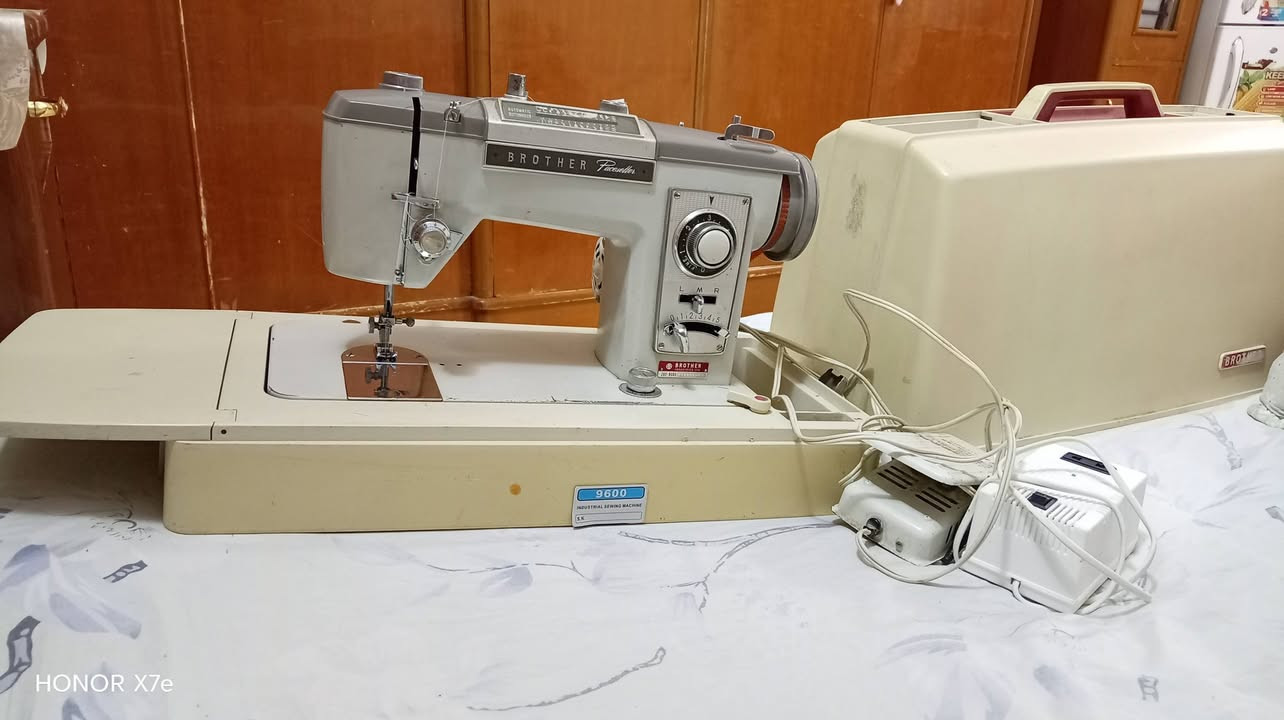 مكينة خياطه براذر سوبر نضيفه جدا غير مستعمله مواصفات تطريز +أوفر +بيت دكمه +خياط ياباني أصلي السعر ٢٠٠وبيها مجال بسيط نجف مجمع بيتي الأول***********

نص مكتوب في الصور:
- HONOR X7e