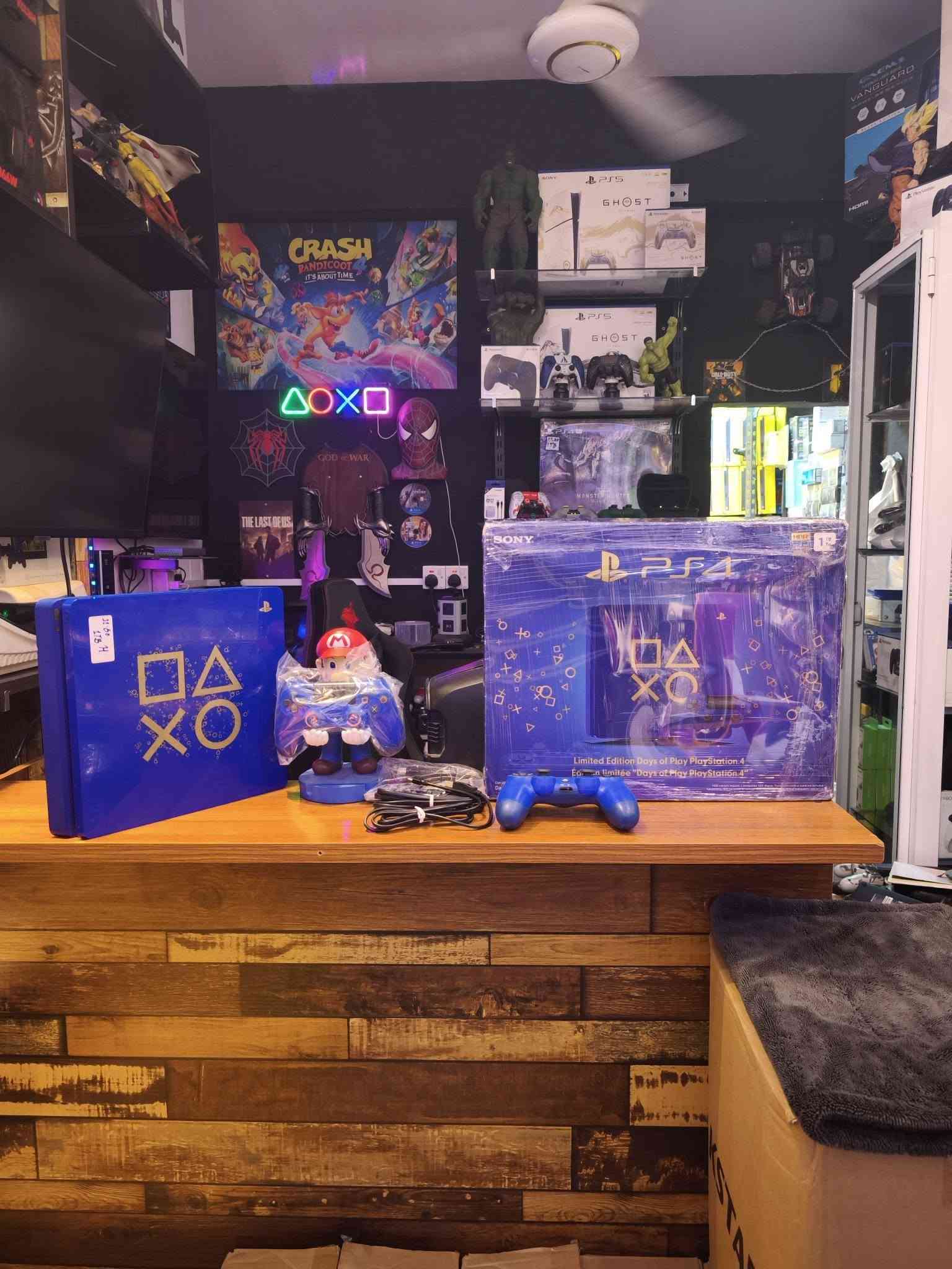 PS4 SLIM 1TB USED LIMITED EDITION 
بلي4 سلم بالة مستعمل نسخة خاصة ..
الجهاز قطعة مميزة نظافة فوول،ذاكرة الجهاز الداخلية 1TB
تحديث النظام 12.00 ،الجهاز قابل للتعديل ..
ملحقات الجهاز جوستك اصلي مع الكيبلات والكارتون الأصلية ..
للطلب والاستفسار الاتصال بالأرقام التالية:-
***********/واتساب 
***********/واتساب
او مراجعة مكتبنا الكائن في بغداد شارع الصناعة مجمع النعمان التجاري الطابق الأول ..
متوفر خدمة توصيل بغداد وجميع المحافظات .

نص مكتوب في الصور:
- PlayStation 4 Limited Edition PLAY IN GOLD Iconic Design. Legendary Play. DAYS OF PLAY LIMITED EDITION Exclusive blue-and-gold design. 1TB STORAGE Space for your game library. HDR HDR GAMING Rich color and vivid detail. DUALSHOCK 4 Precision in every move. PLAY HAS NO LIMITS. OWN THE ICON.