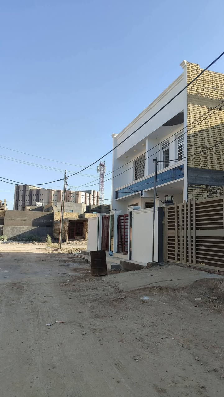 🏡 عرض عقاري مميز للبيع | الحلة
تفاصيل العقار:
 * العدد: دور سكنية عدد (2)
 * المساحة: 125 متر مربع لكل دار
 * الملكية: طابو ملك صرف 📄
المواصفات العامة:
 * نوع البناء: حديث - درجة أولى (طابقين)
 * التسليم: جاهز للسكن (تسليم مفتاح 🔑)
 * التصميم الداخلي لكل دار:
   * غرفتين نوم 🛌
   * صالة استقبال واسعة
   * كلدور ومطبخ 🍽️
   * مجمع صحيات (داخلية وخارجية)
📍 الموقع: الحلة - وردية خارج (خلف مستشفى الكفيل)
📞 للتواصل والاستفسار:
الاتصال بنا على الرقم/ *********** خاص واتس 🌿
